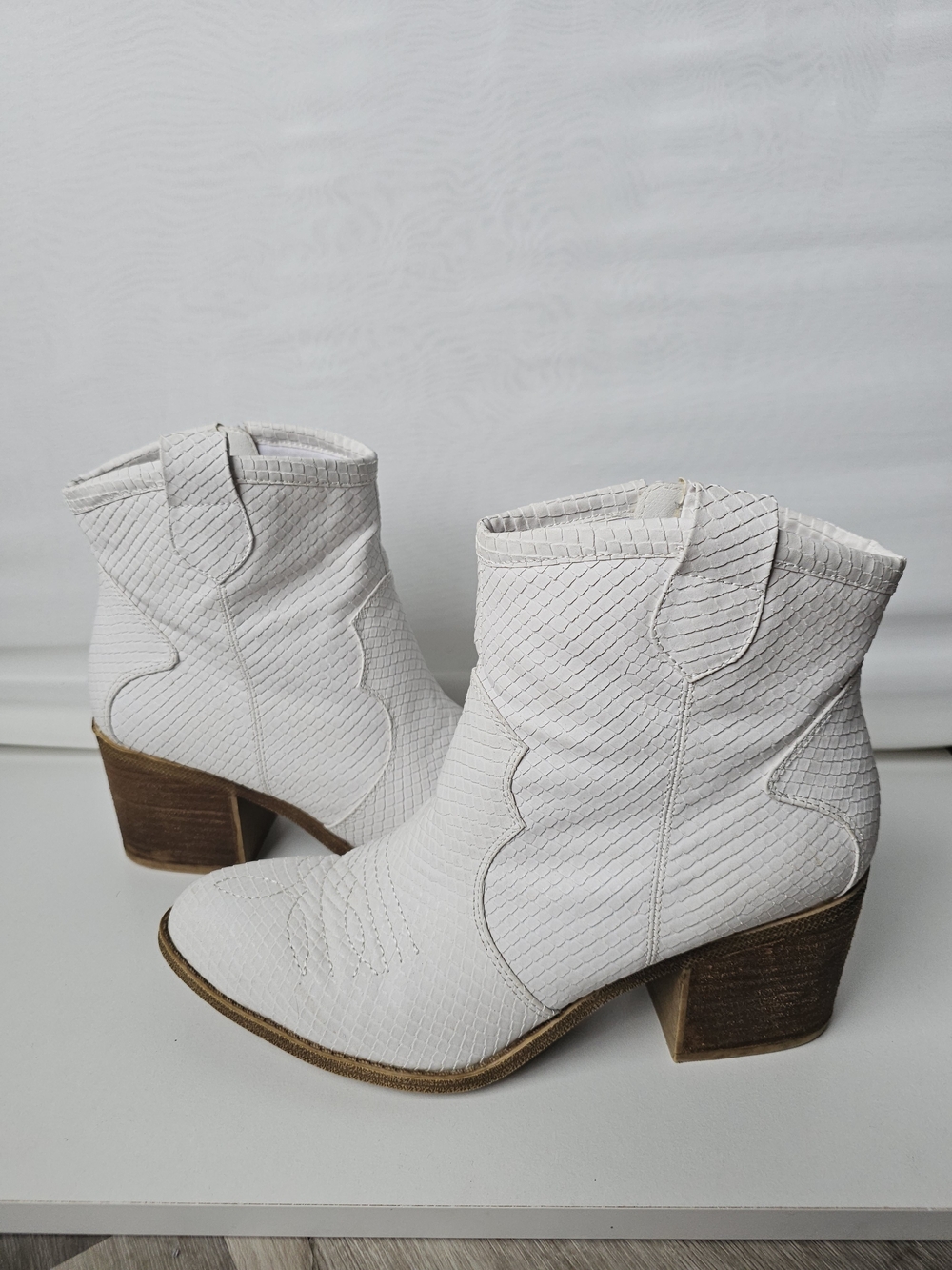 Dirty Laundry "Unite" White Snake Western Ankle Booties - Size 10